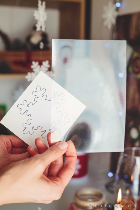 Снежинки из прозрачных упаковочных материалов