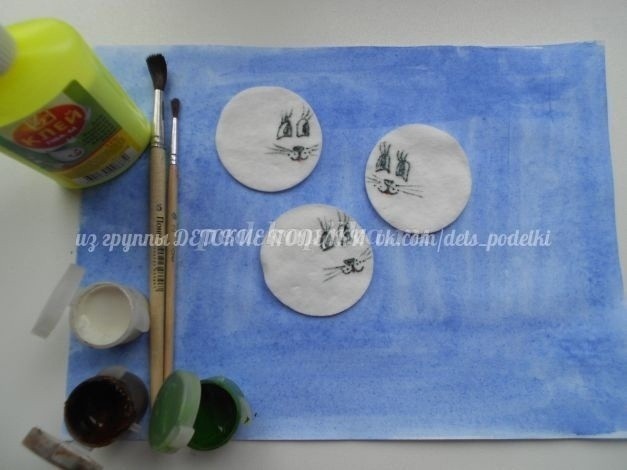 Зайки под елкой