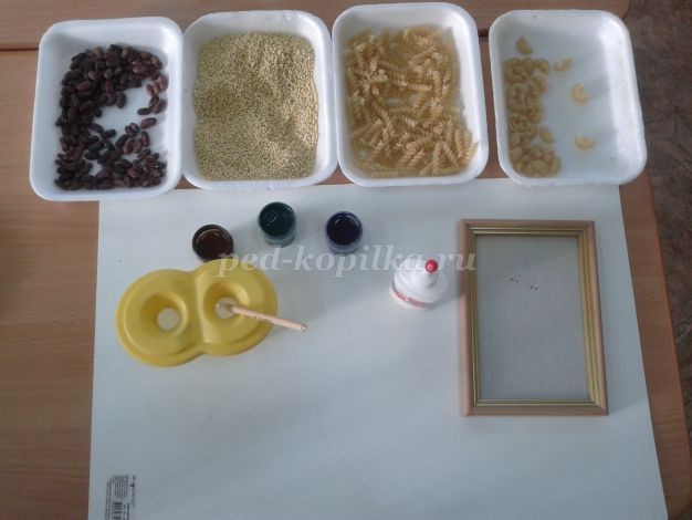 Аппликация из макарон, фасоли и пшена: "Еловый лес" Аппликация из макарон, фасоли и пшена: "Еловый лес"