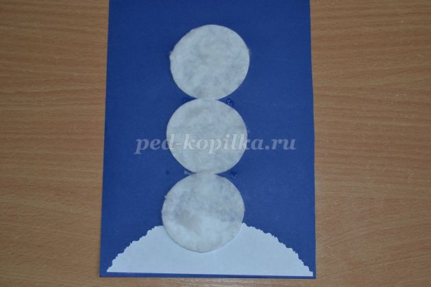 Снеговик из ватных дисков: часть 2
