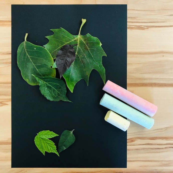 Осеннее креативное творчество с детьми с использованием листьев и мела