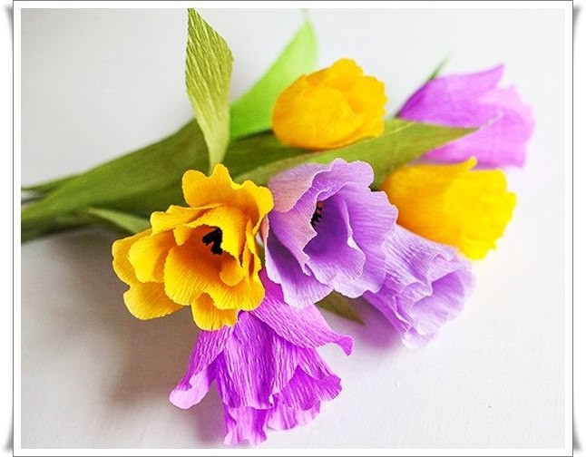 Разноцветный букетик тюльпанов из цветной гофрированной бумаги Разноцветный букетик тюльпанов из цветной гофрированной бумаги