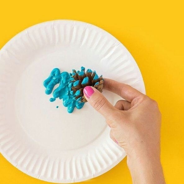 ​Декоративный венок из сосновых шишек