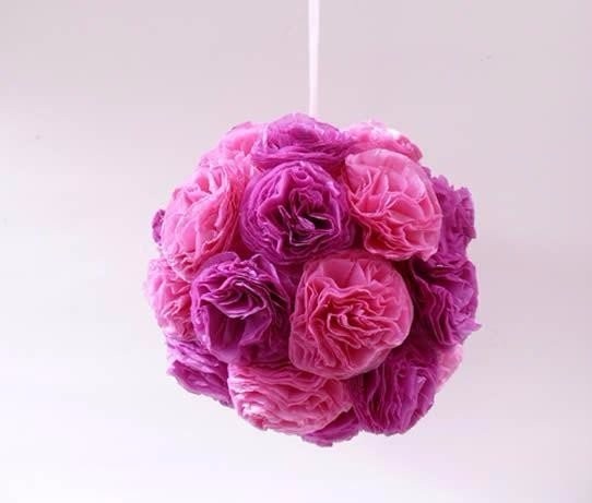 Интерьерный цветочный шар из гофрированной бумаги детскими руками