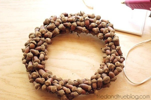 Осенний веночек с желудями Осенний веночек с желудями