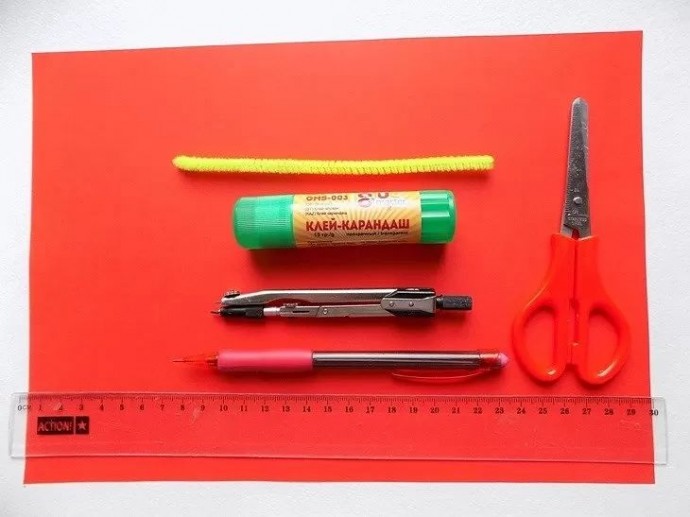 Бабочка из синельной проволоки и цветной бумаги