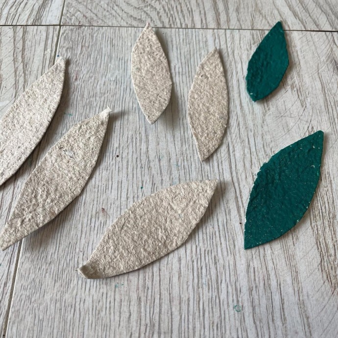 Весеннее панно из яичных лотков Весеннее панно из яичных лотков