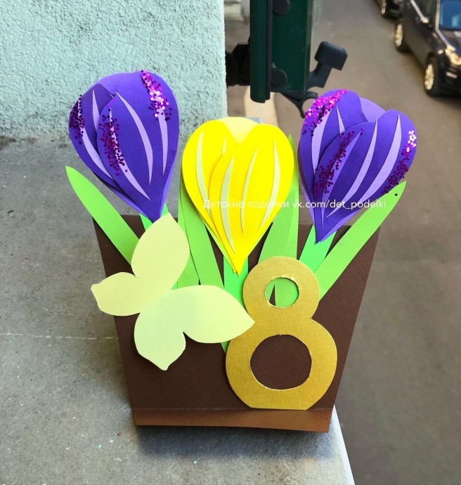 Горшочек с крокусами