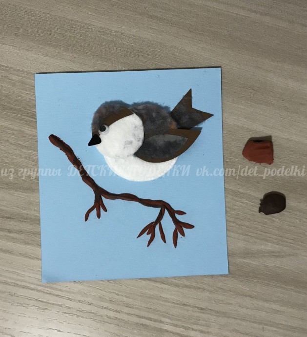​Воробушек из цветной бумаги и ватных дисков