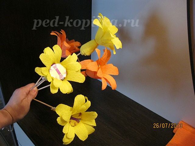 Букет из конфет детскими руками: мастер-класс, часть 2 Букет из конфет детскими руками: мастер-класс, часть 2