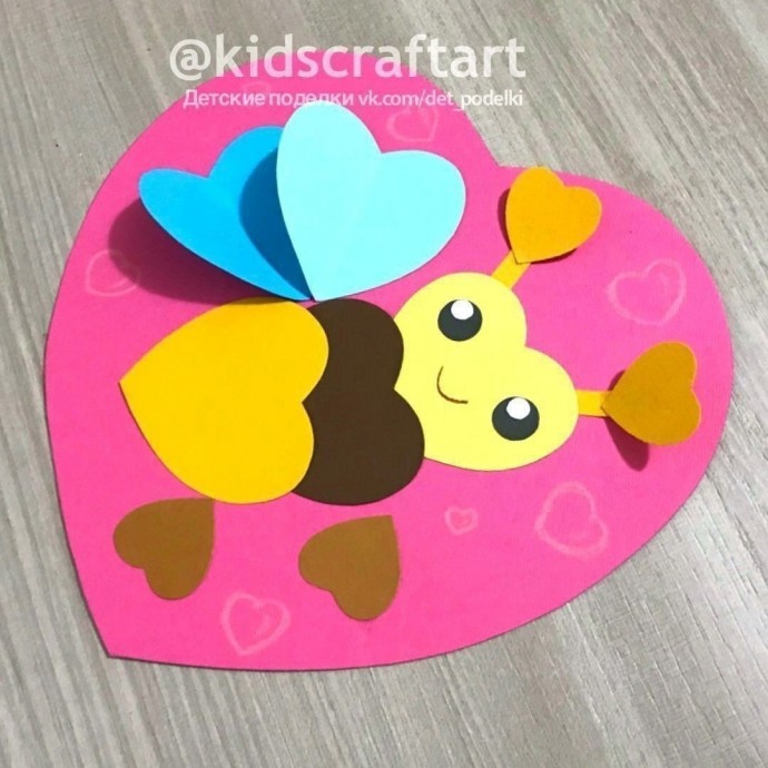 Простая аппликация открытка из сердечек "Пчелка" Простая аппликация открытка из сердечек "Пчелка"