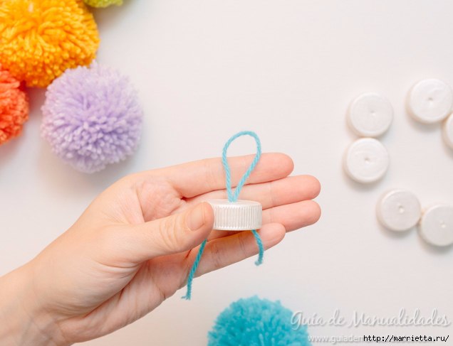 Елочные игрушки из помпонов своими руками Елочные игрушки из помпонов своими руками