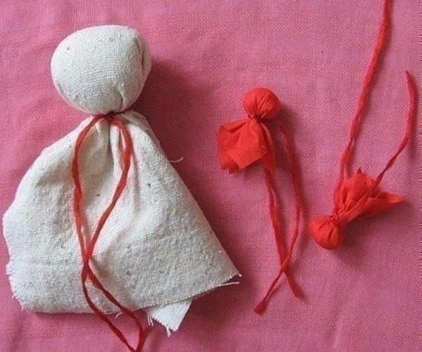 Тряпичная куколка-оберег в вышитом фартуке