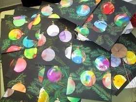 ​Живописная творческая идея: ёлочные шары на еловых ветках