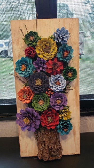 Натуральные панно из ярких шишек