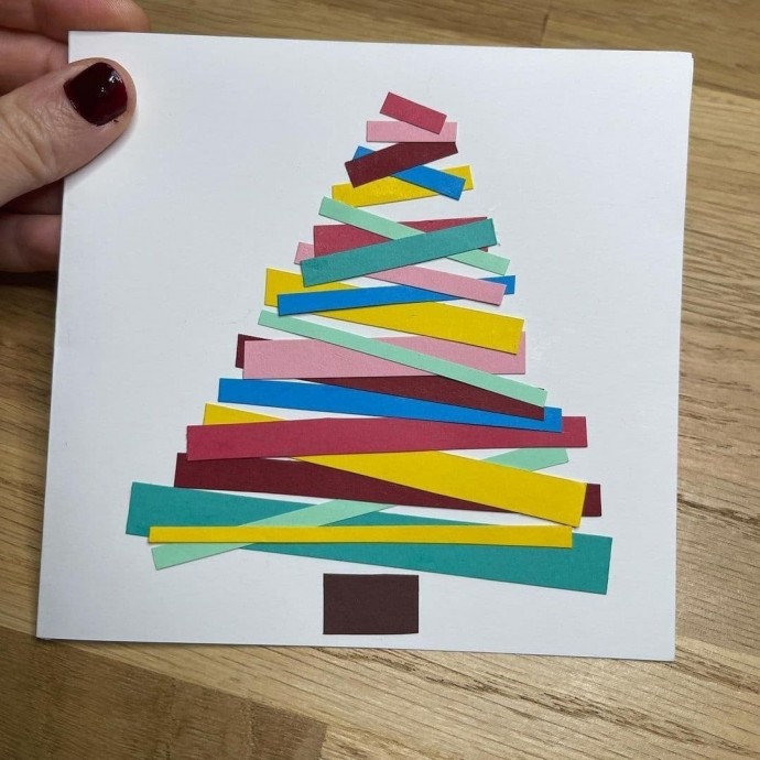 Ёлочка из цветных бумажных полосок