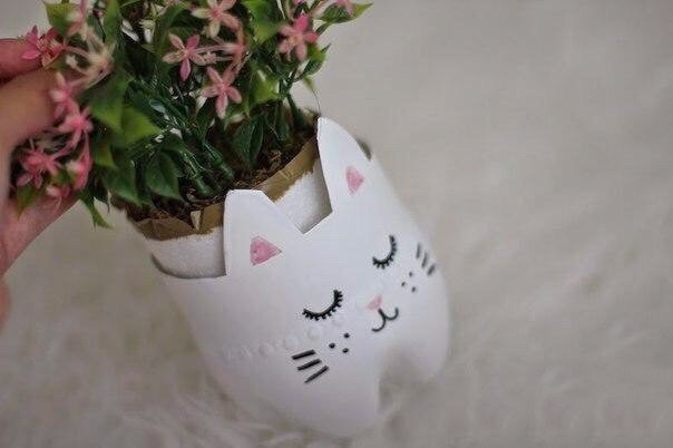 Горшок детскими руками из пластиковой бутылки Горшок детскими руками из пластиковой бутылки