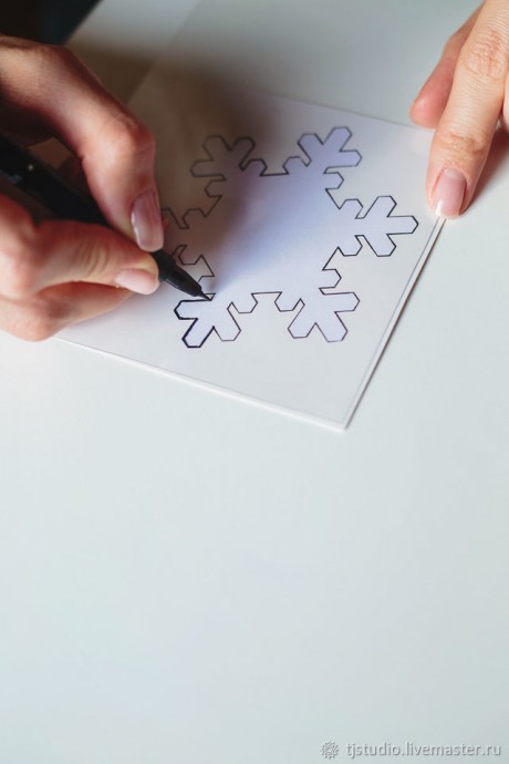 Снежинки из прозрачных упаковочных материалов