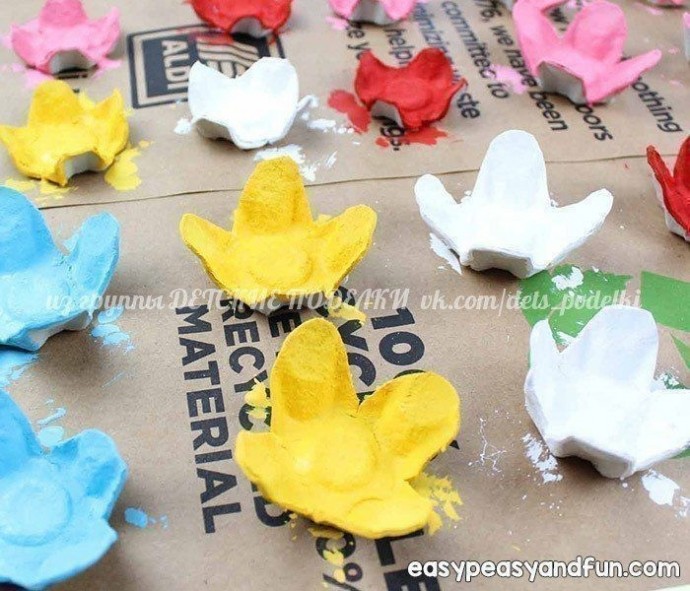 Цветочная аппликация из яичной упаковки