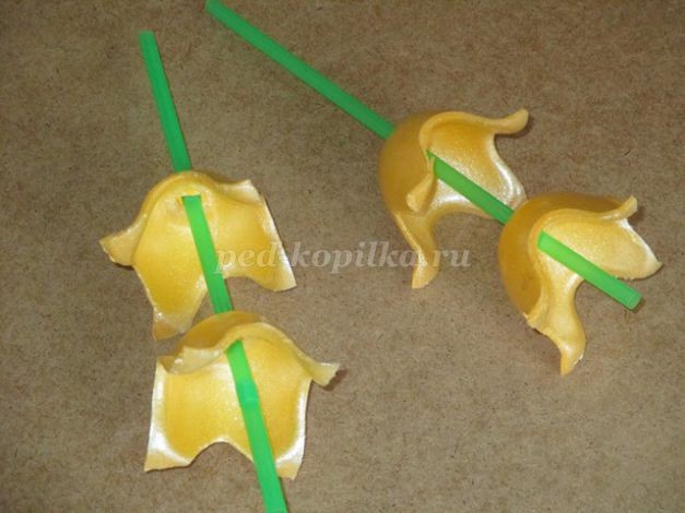 Изготовление тюльпанов из бросового материала: часть 1