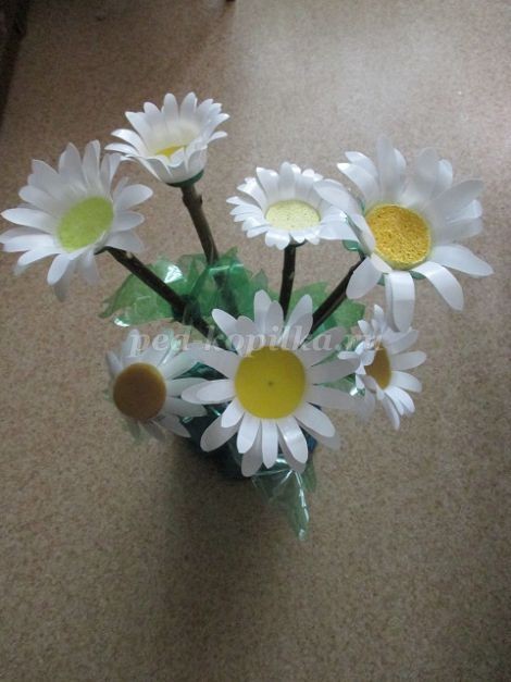 Ромашки из бросового материала детскими руками: часть 5