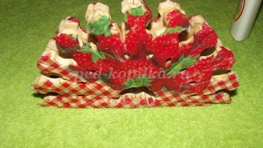 Салфетница из прищепок детскими руками: часть 2