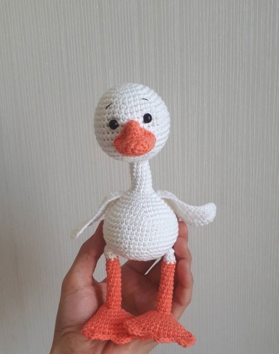 Забавный гусёнок Забавный гусёнок