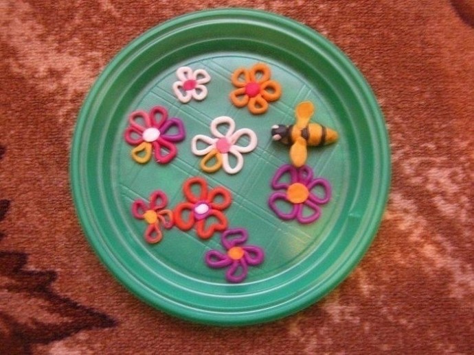 Поделки из пластилина на одноразовых тарелках Поделки из пластилина на одноразовых тарелках