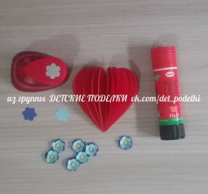 Аппликация открытка "Любящее сердце в ладошках" Аппликация открытка "Любящее сердце в ладошках"