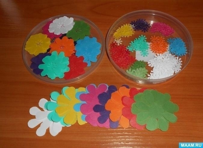 ​Чашка с блюдцем и конфетами