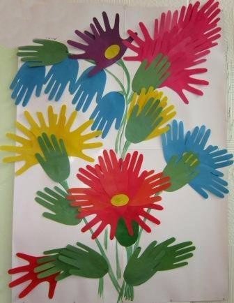 Цветочные аппликации из ладошек Цветочные аппликации из ладошек