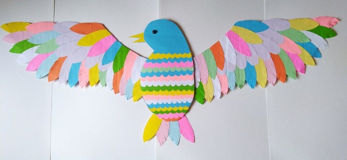 Птичка с разноцветными перьями