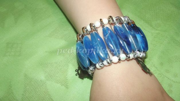 Браслет из булавок детскими руками Браслет из булавок детскими руками