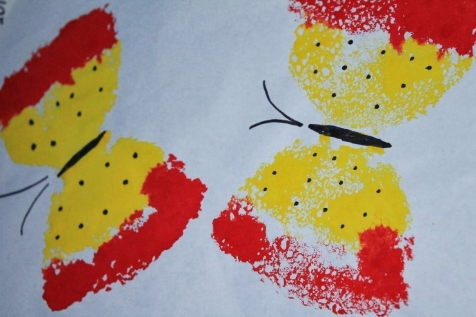 Рисуем бабочек губкой