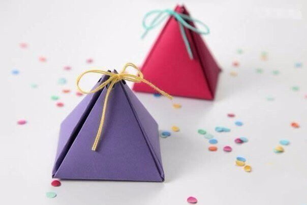 ​Треугольные бонбоньерки для подарков друзьям детей