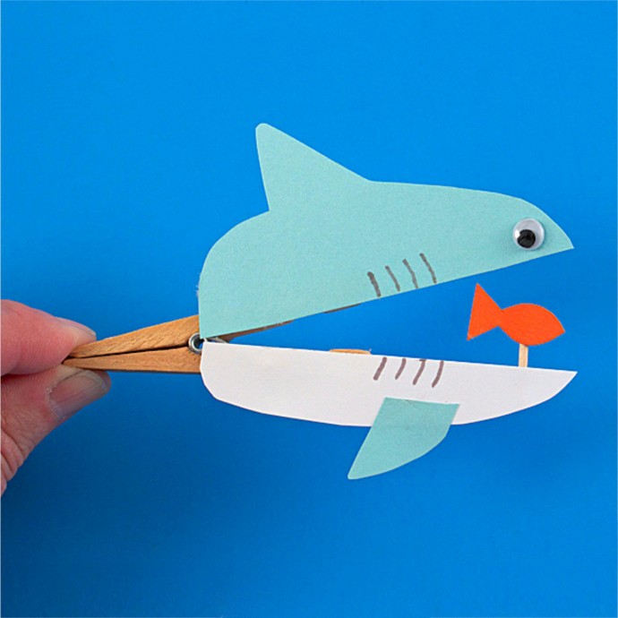 ​Поделка из картона и прищепки "Акула"