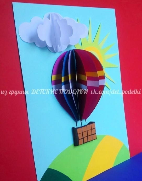 Воздушный шар под солнцем в облаках Воздушный шар под солнцем в облаках