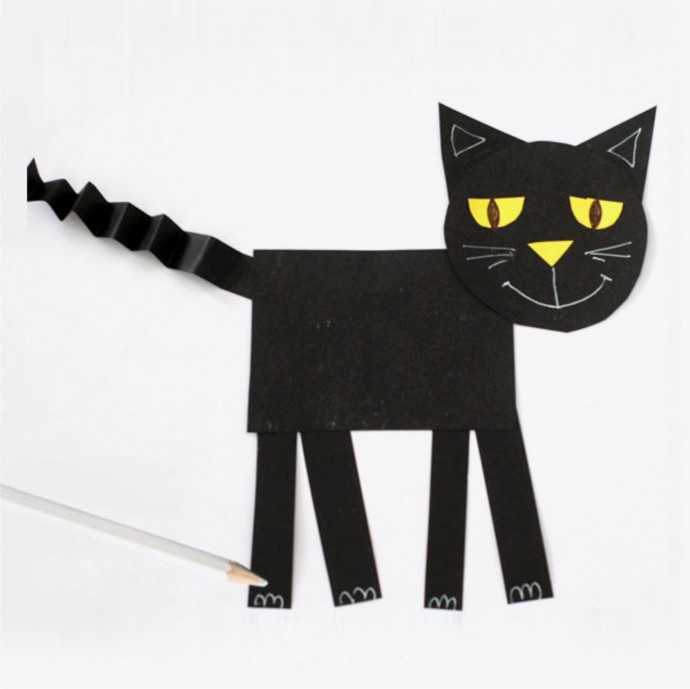 ​Черный кот с хвостом-гармошкой