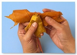 Делаем с детьми розы из листьев