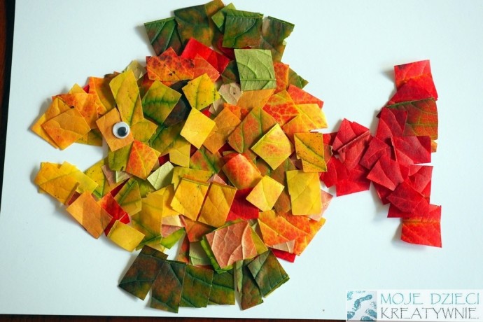 Мозаика из разноцветных листьев