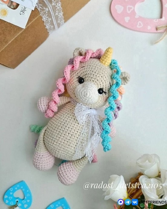 Единорожка с кудрями из пряжи