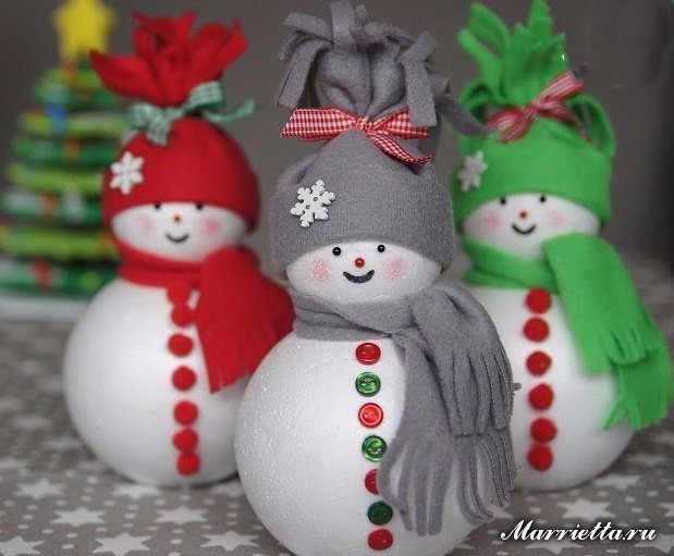 ​Снеговики из пенопластовых шариков и фетра