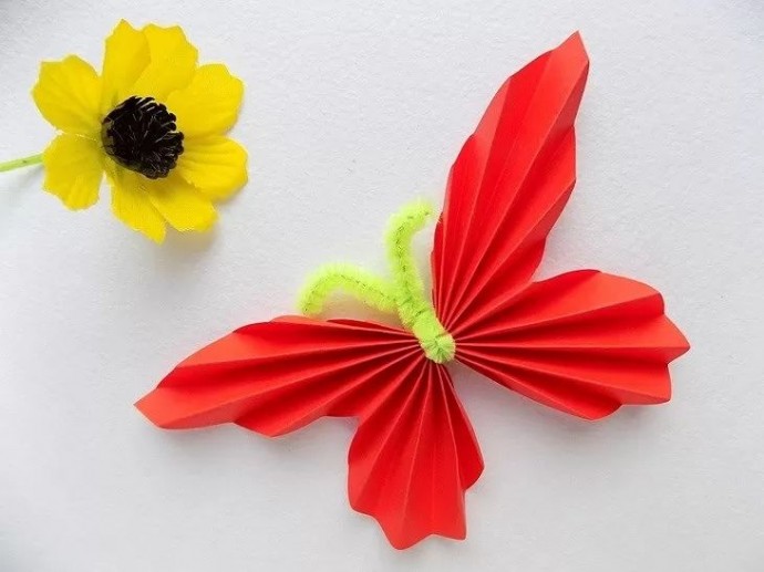 Бабочка из синельной проволоки и цветной бумаги