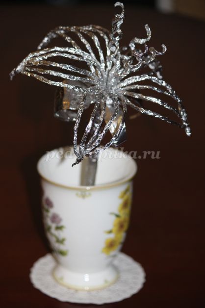 Букет из лилий из фольги детскими руками: часть 2