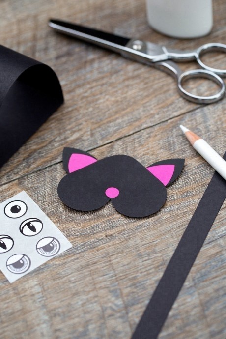 Черная кошка из цветной бумаги Черная кошка из цветной бумаги