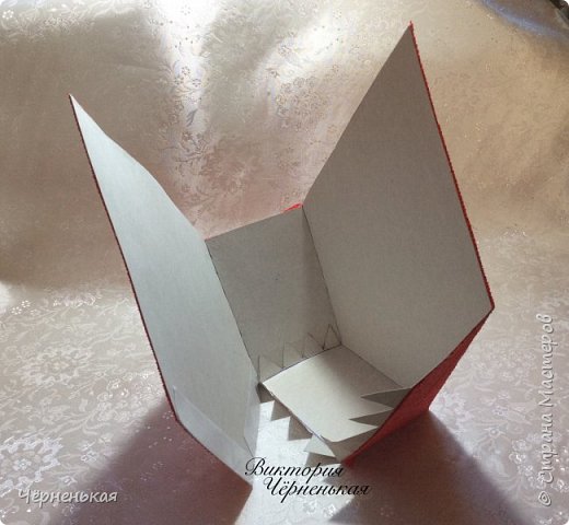 ​Интересная идея упаковки для новогоднего подарка своими руками - домик из конфет