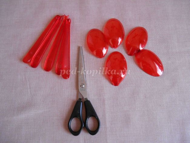 ​Красные тюльпаны из пластиковых ложек: часть 1