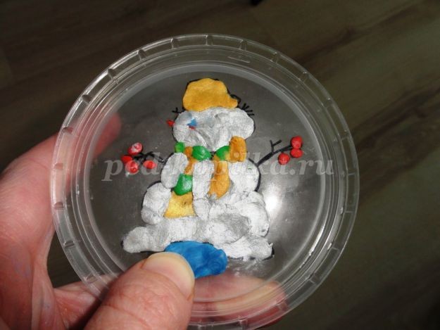 Пластилинография: снеговик в снежинке Пластилинография: снеговик в снежинке