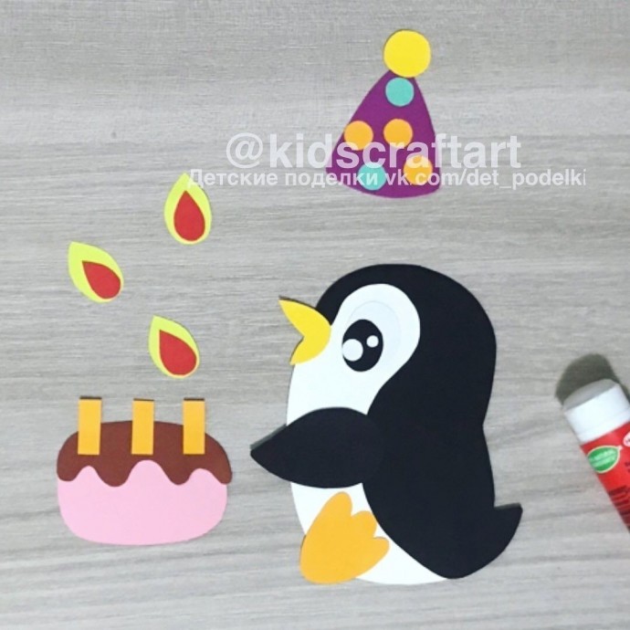 ​Очаровательный пингвин с праздничным тортом со свечами