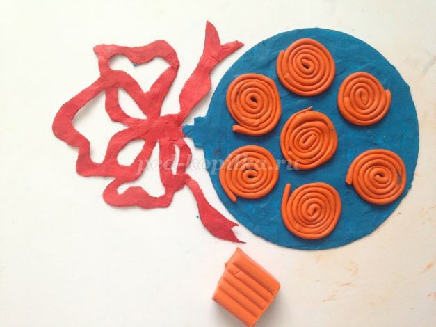 Новогодняя аппликация из пластилина "Новогодний шар"